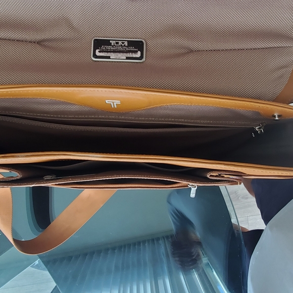 Tumi over the shoulder business case - Picture 3 of 6